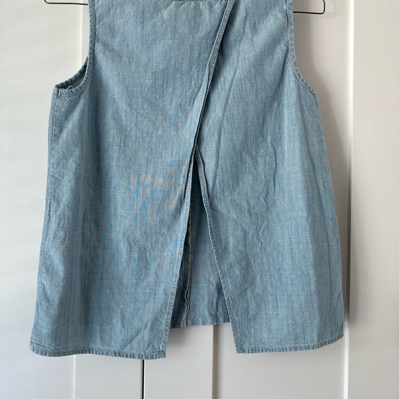 GAP Chambray split back sleeveless shirt! S - Picture 2 of 6